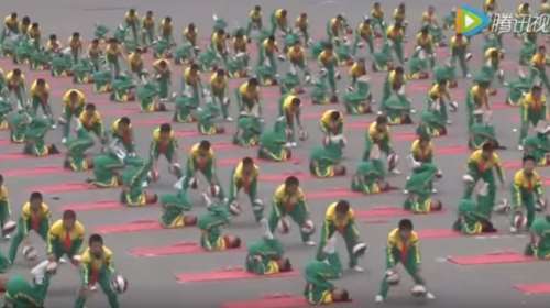 Υπερθέαμα συντονισμού:  yoga και μπάσκετ σε ένα!   βίντεο