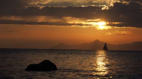 Ήλιος, τοπικές βροχές και σημαντική πτώση της θερμοκρασίας
