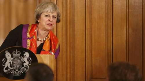 Φρένο στην ελεύθερη μετακίνηση πολιτών της ΕΕ προς τη Βρετανία βάζει η Μέι