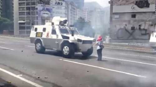 Βενεζουέλα: Στέκεται ακίνητη μπροστά στο τεθωρακισμένο όχημα