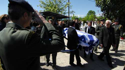 Βαρύ κλίμα και συγκίνηση στην κηδεία του ταγματάρχη Αδάμου στην Καρδίτσα