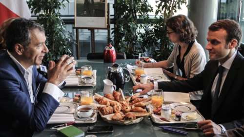 Ο Θεοδωράκης, ο Μακρόν και το θυμαρίσιο μέλι στον Σηκουάνα