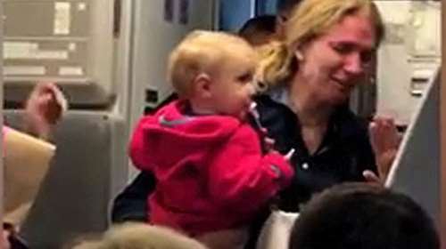 Βίντεο σοκ: Φροντιστής χτύπησε γυναίκα επιβάτη που κρατούσε το μωρό της