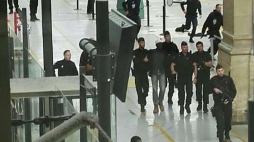 Συναγερμός στο Παρίσι: Άνδρας απείλησε αστυνομικό με μαχαίρι