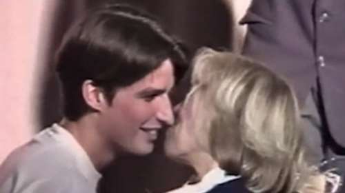 Ο 15χρονος Μακρόν φιλάει την καθηγήτρια που θα παντρευτεί