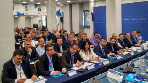 «Χτυποκάρδια» στα γαλάζια θρανία με ντοσιέ, στυλό και tablet