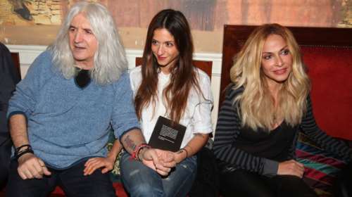 Η σπάνια φωτογραφία: Η Σοφία Καρβέλα μωρό με τη μαμά και τον μπαμπά της