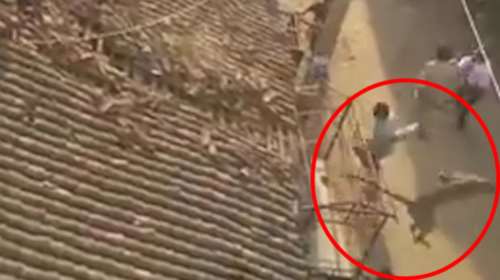 Αστυνομικός πηδά από στέγη για να γλιτώσει από λεοπάρδαλη!