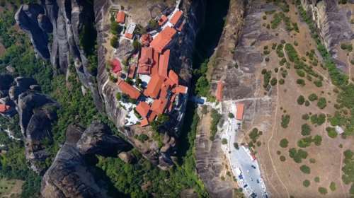 Απαγορεύονται drones και... ζέπελιν στα Μετέωρα με προεδρικό διάταγμα