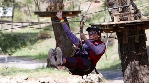 Η Μπέτυ Μαγγίρα κάνει extreme sports με τις κόρες της [Εικόνες]