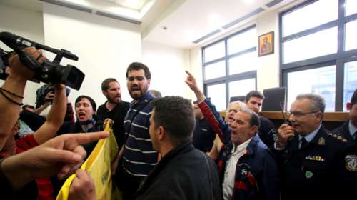 Ένταση στο Ειρηνοδικείο για τους πλειστηριασμούς (φωτό)