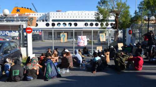 Λέσβος: Μπλόκο στο λιμάνι από μετανάστες - Δεν αναχώρησε το Blue Star