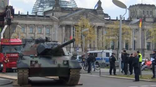 Διαμαρτυρία με τανκ μπροστά στην Μπούντεσταγκ κατά του Ερντογάν - Βίντεο