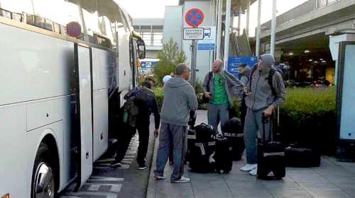 Εξαντλημένοι έφτασαν μετά από 16 ώρες με το πούλμαν οι παίκτες του ΠΑΟ