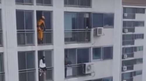 Με κλωτσιά πυροσβέστης έσωσε γυναίκα από την αυτοκτονία video