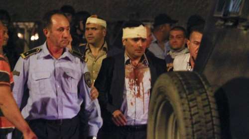 Xάος στη Βουλή των Σκοπίων: Εθνικιστές ξυλοκόπησαν βουλευτές