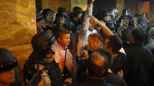 Η εισβολή και το ξύλο στη Βουλή των Σκοπίων