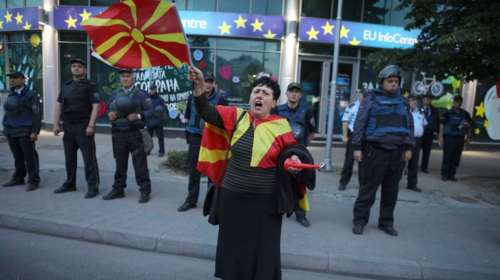 Νέα ένταση στα Σκόπια, διαδήλωση εθνικιστών μπροστά στο κτίριο της ΕΕ