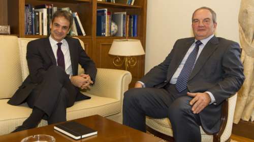 Οι κινήσεις Κυριάκου για διεύρυνση και η συνάντηση με Καραμανλή