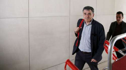 Έρχεται νέο &quot;ψαλίδι&quot; σε φοροαπαλλαγές και παροχές από το 2018