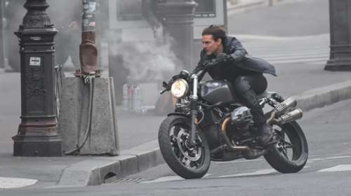 Ο Τομ Κρούζ τρέχει με μηχανή μεγάλου κυβισμού μέσα στο Παρίσι