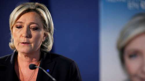 Τα ...γυρνάει για το ευρώ η Λεπέν ενόψει β&#39; γύρου στη Γαλλία