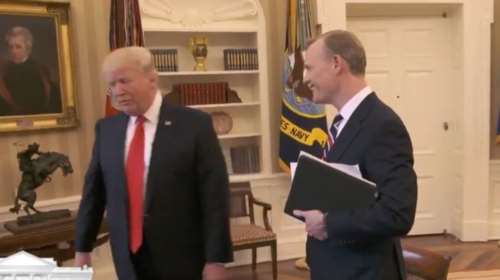 Ο Τραμπ φεύγει εκνευρισμένος από τηλεοπτική συνέντευξη video