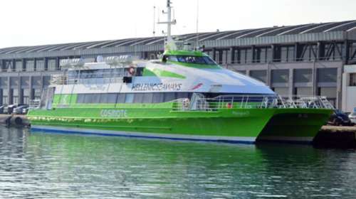 Απεργοί της ΠΝΟ μπλόκαραν το Flyingcat στο λιμάνι του Βόλου