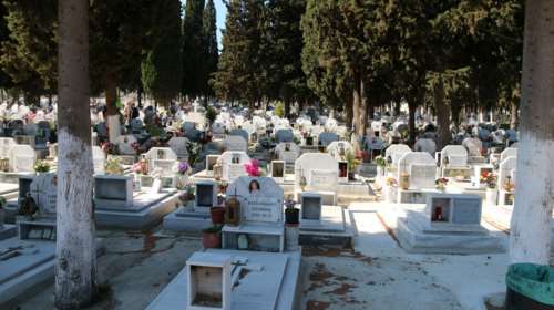 Ωραιόκαστρο: «Αθεόφοβοι» ξήλωναν μπρούτζινα καντήλια &amp; πλάκες από τάφους