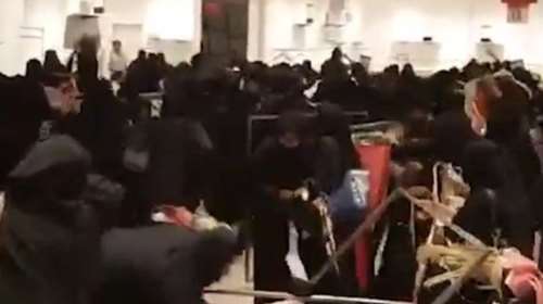 Ανελέητη μάχη γυναικών με μπούρκα μέσα σε κατάστημα με εκπτώσεις- video