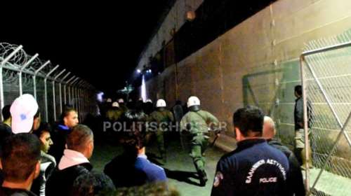 Πετροπόλεμος και νυχτερινή έφοδος των ΜΑΤ στο χοτ σποτ στη Χίο