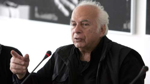 Ο ζωγράφος Νίκος Κούνδουρος σε μια έκθεση στην Ύδρα