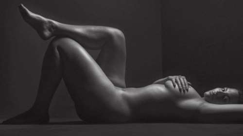 Η Ασλεϊ Γκράχαμ ποζάρει γυμνή χωρίς ρετούς: Αγαπώ το κορμί μου όπως είναι