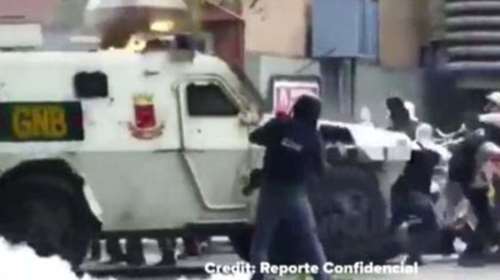 Σοκ στη Βενεζουέλα: Θωρακισμένο όχημα πατά διαδηλωτές -vid