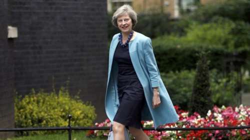 «Τυράκι» στην Μέι και..φάκα από Σόιμπλε για το Brexit