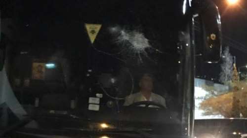 Οπαδοί του ΠΑΟΚ επιτέθηκαν με πέτρες στο πούλμαν της ΑΕΚ