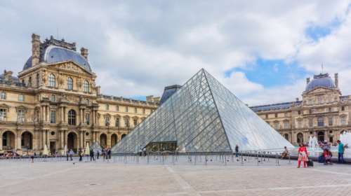 Εκκενώθηκε το προαύλιο του Λούβρου λόγω απειλής
