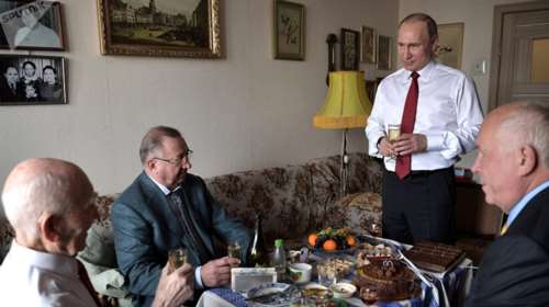 O Πούτιν στα γενέθλια του 90χρονου «αφεντικού» του στην KGB!