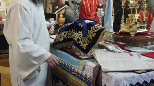 Ιερέας αρνήθηκε να κοινωνήσει γυναίκα επειδή... είναι Αλβανίδα