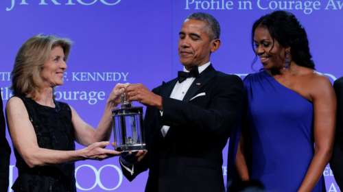 Το βλέμμα θαυμασμού του Ομπάμα στη Μισέλ και η «επίθεση »αγάπης