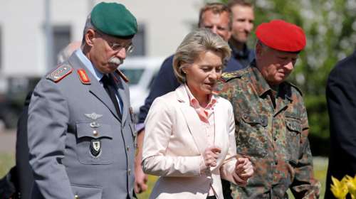 Ο ακροδεξιός υπολοχαγός «απειλεί» την ισχυρή υπουργό της Μέρκελ