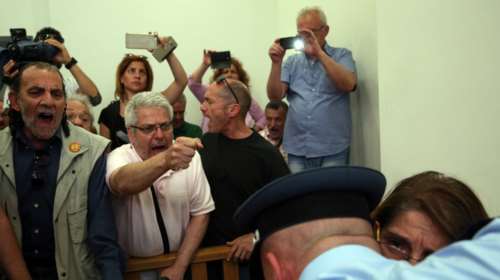 Ένταση στα Ειρηνοδικεία Αθήνας-Θεσσαλονίκης για τους πλειστηριασμούς-βίντεο