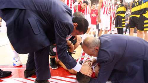Πάγωσε το ΣΕΦ: Παίκτης του Ολυμπιακού σωριάστηκε χτυπημένος στο παρκέ-φωτό