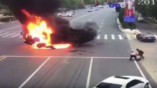 Μοτοσικλέτα συγκρούστηκε με φορτηγό - Στις φλόγες ο αναβάτης