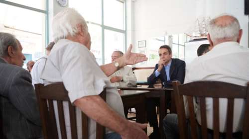 Σε καφενείο της Καλλιθέας ο Κυριάκος, τι είπε σε συνταξιούχους