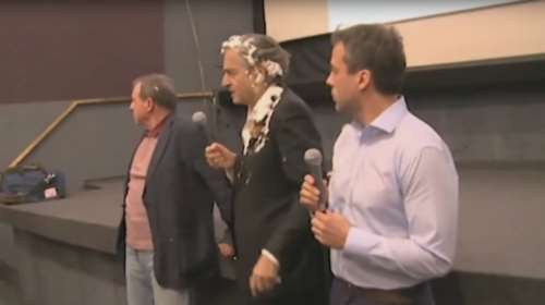 Τούρτα στο κεφάλι δέχθηκε ο Μπερνάρ Λεβί- Δείτε το βίντεο