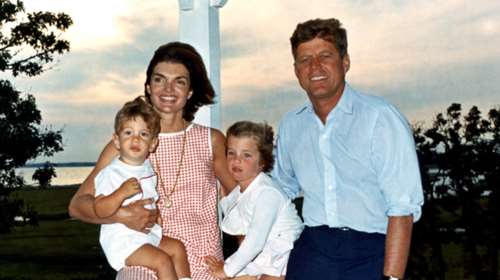 Στο &quot;σφυρί&quot; το ρολόι χειρός της Τζάκι Κένεντι κι ένας πίνακάς της (φωτό)