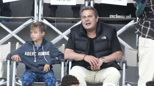 Στο παιχνίδι πόλο γυναικών Βουλιαγμένη-Ολυμπιακός ο Πάνος Καμμένος-φωτό