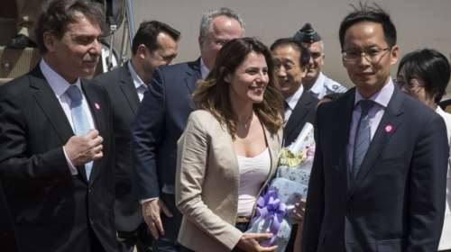 Με τζιν, λευκό τοπ και σακάκι η Μπέτυ Μπαζιάνα στο Πεκίνο [Εικόνες]