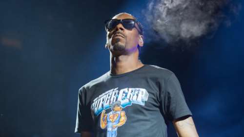 Τα σπάει η διερμηνέας νοηματικής δίπλα στον Snoop Dog - Βίντεο